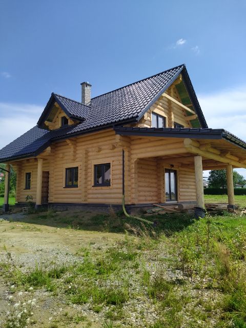 dom z bali Łąki Strzyżowskie - widok boczny